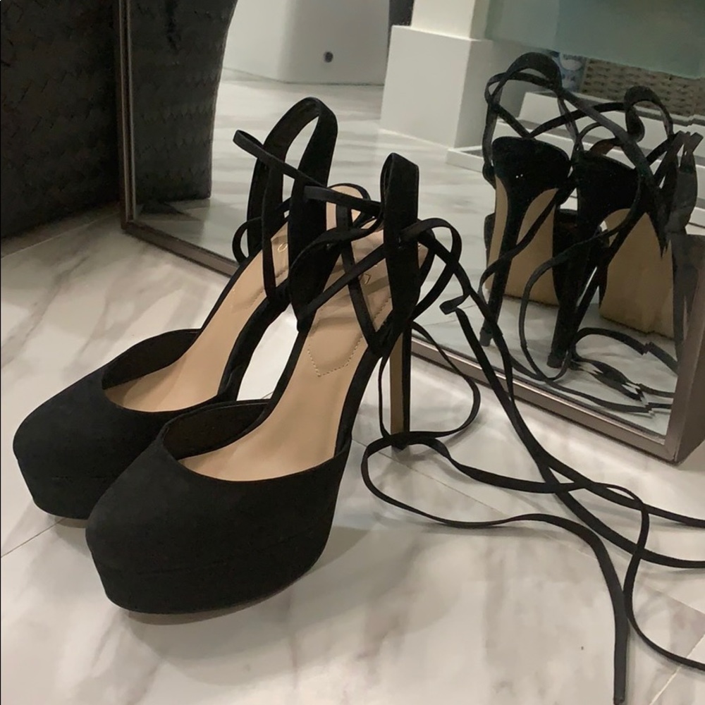Gorgeous Aldo tie up platform heel!!